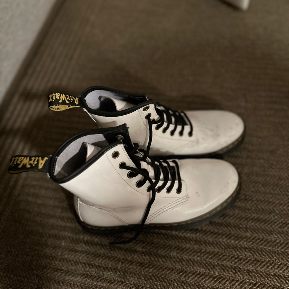 DR MARTENS LACED BOOTS